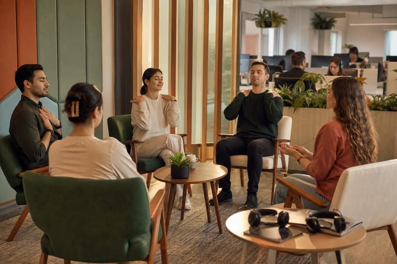 Müşteriyle Temas Eden Ekipler İçin Duygusal Toparlanma Rehberi - MindWellWork blog kapak görseli